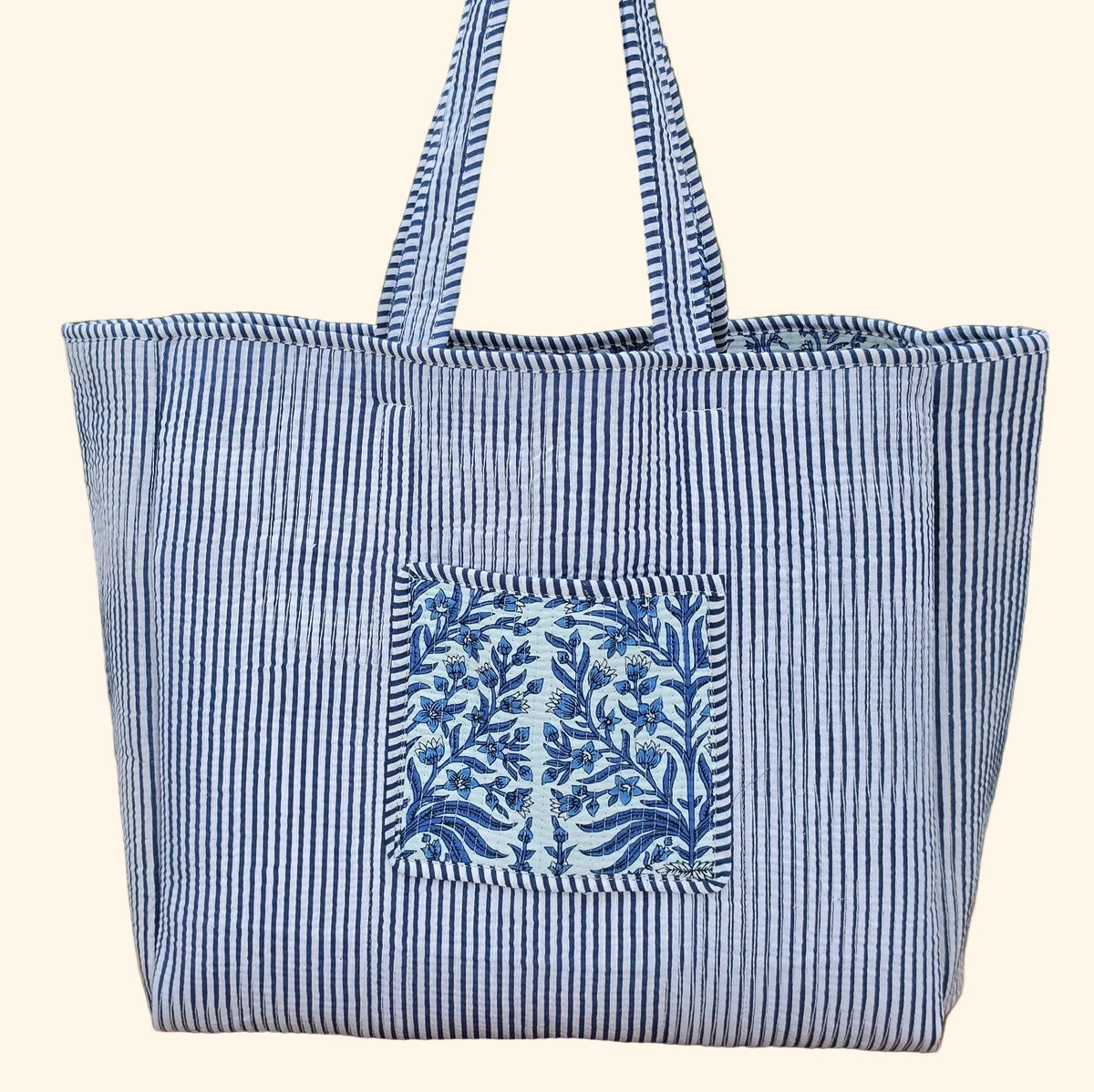 blue and white floral pattern quilted cotton tote bag reversible machine washable with pockets plain reverse image